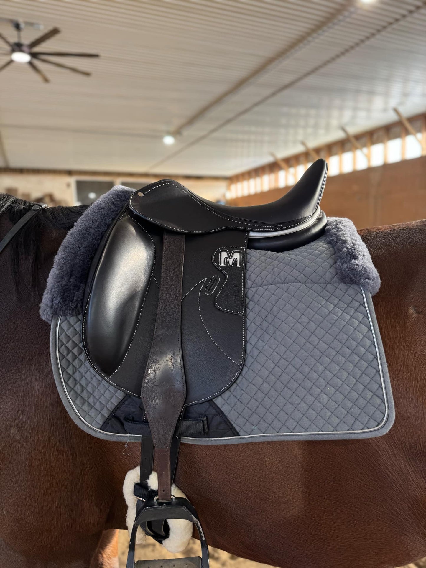 Selle de dressage mono quartier MAYGAN